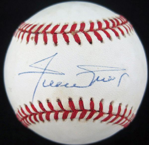 Willie Mays Signed Near-Mint ONL Baseball (PSA/DNA)