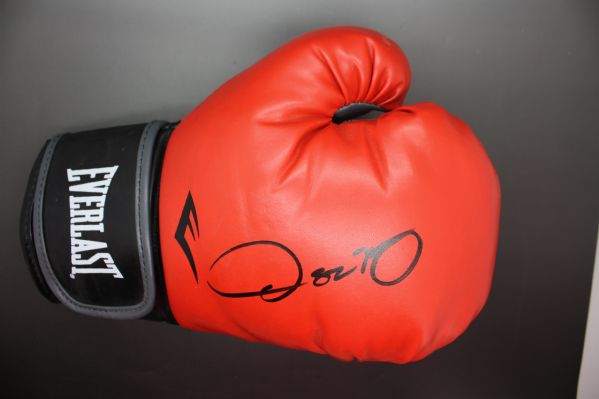 Oscar Dela Hoya Signed Red Everlast Boxing Glove (PSA/JSA Guaranteed)