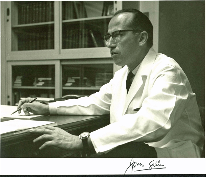Jonas Salk Signed 7.25" x 8.75" B&W Photo (BAS/Beckett)