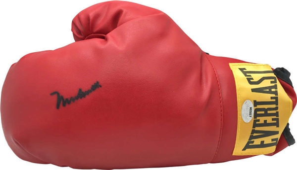 Muhammad Ali Near-Mint Signed Everlast Boxing Glove (PSA/DNA)