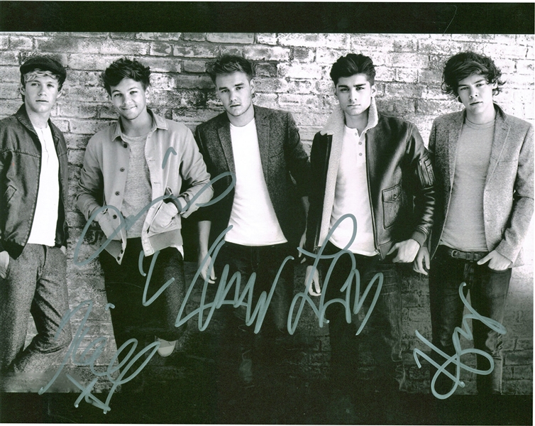 One Direction Group Signed 8" x 10" Photograph w/ All 5 Members (Beckett/BAS Guaranteed)