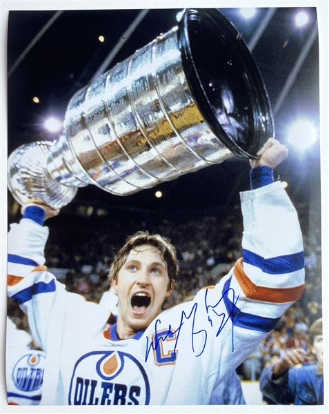 Wayne Gretzky In-Person Signed 11” x 14” Photo (JSA Authentication)  