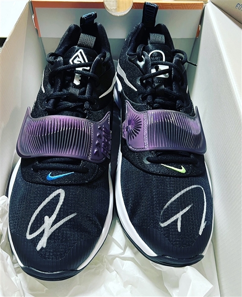 Giannis Antetokoumpo Dual-Signed Game Model "ZOOM FREAK" Sneakers (2 Sigs) (Beckett/BAS Authentication) 