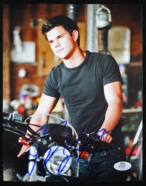 Twilight: Taylor Lautner Signed 8" x 10" Color Photo
