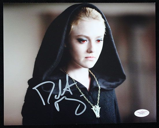 Twilight: Dakota Fanning Signed 8" x 10" Color Photo (JSA) 