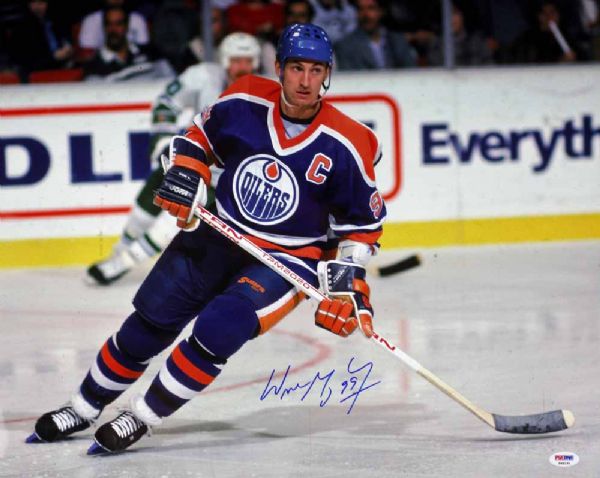 Wayne Gretzky Exceptional Signed 16" x 20" Color Photo (PSA/DNA)