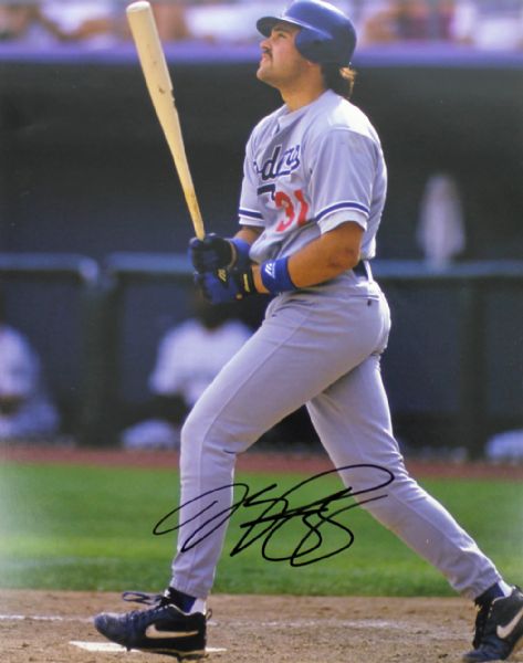 Mike Piazza Signed 11" x 14" Color Photo (Dodgers)