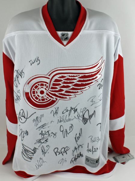 2007-08 Detroit Red Wings Team Signed Jersey (26 Sigs)