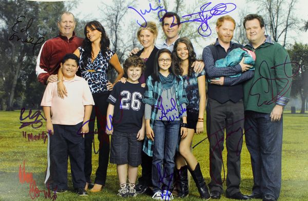 "Modern Family" Cast Signed 11" x 17" Color Photo (10 Sigs)