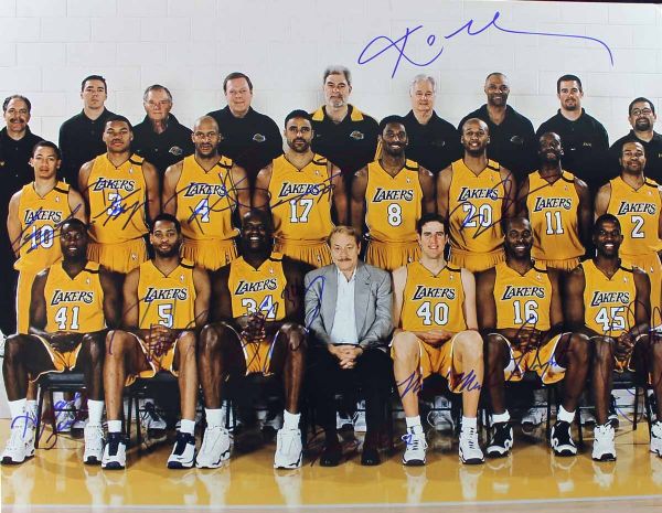 1999-2000 L.A. Lakers Team Signed 16" x 20" Color Photo (13 Sigs)