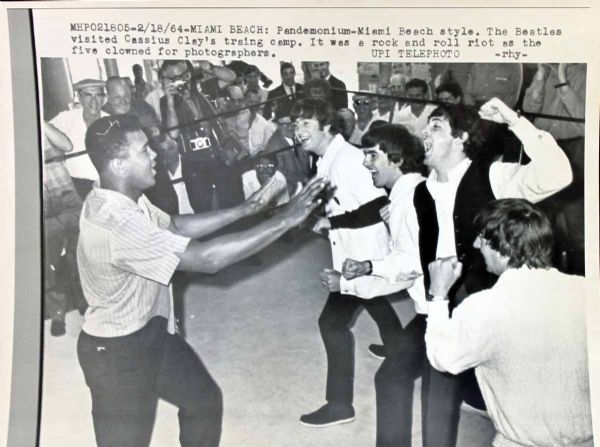 (Muhammad Ali) Original 7" x 9" Wire Photo for Meeting with Beatles!