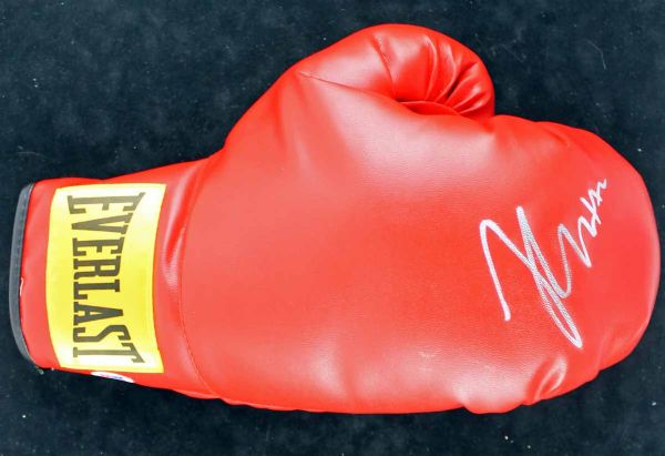 Julio Cesar Chavez Signed Everlast Pro Style Boxing Glove (PSA/DNA)