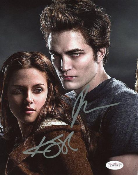 Robert Pattinson & Kristen Stewart Signed 8 x 10 Photo (JSA)