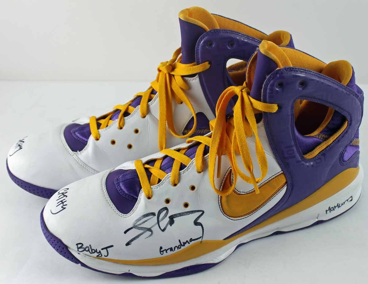 Lot Detail - 2005-2006 Lamar Odom Signed Game Used Sneakers ( MEARS)