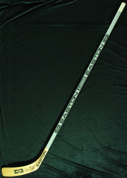 Wayne Gretzky Signed Easton Aluminum Hockey Stick (PSA/DNA Guaranteed)