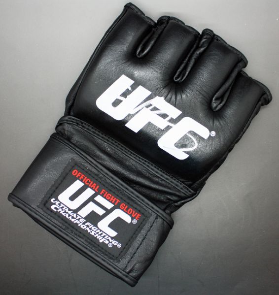 Cain Velasquez Signed UFC Pro Model MMA Fight Glove (PSA/JSA Guaranteed)