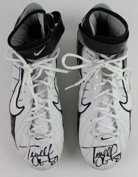 Cowboys: Terrell Owens Game Used & Signed Nike Cleats (PSA/DNA)