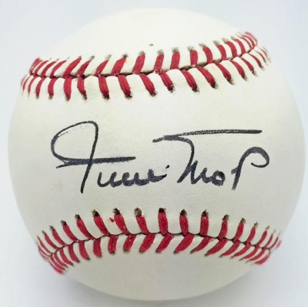 Willie Mays Near-Mint Signed ONL Baseball (JSA)