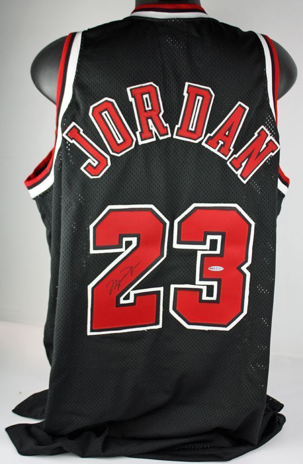 Lot Detail - Michael Jordan Signed Chicago Bulls Vintage Style Shooting  Shirt (UDA)