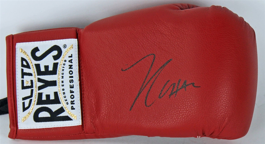 Julio Cesar Chavez Signed Reyes Boxing Glove (PSA/DNA)