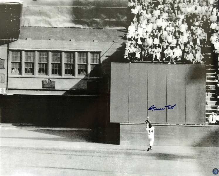 Willie Mays Signed "The Catch" Black & White 16" x 20" Photo (Say Hey Holo)