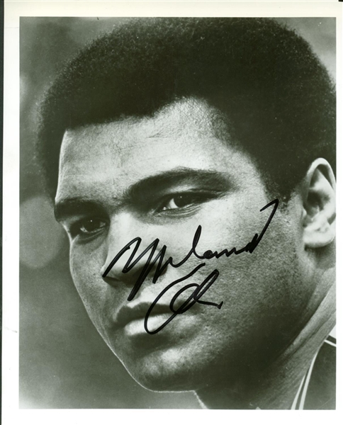 Muhammad Ali Vintage Signed 8" x 10" Photo (JSA)