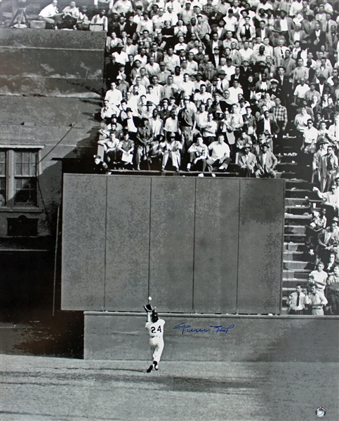 Willie Mays Signed "The Catch" Black & White 16" x 20" Photo (Say Hey Holo)