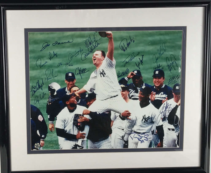 1998 NY Yankees Vintage Team Signed 16" x 20" David Wells Perfect Game Photograph (Beckett)