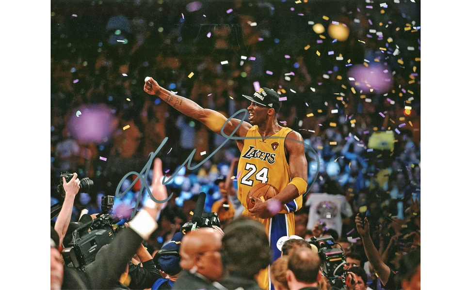 Kobe Bryant Signed 11" x 14" Photograph (PSA/DNA)