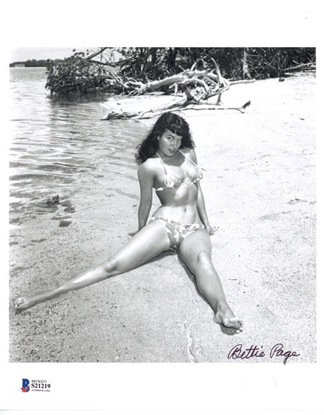 Bettie Page Near-Mint Signed 8" x 10" Black & White Photograph (Beckett/BAS)