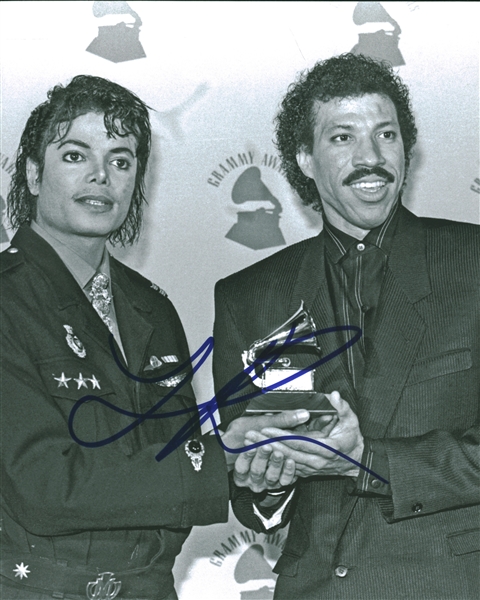 Lionel Richie Signed 8" x 10" B&W Photograph (Beckett/BAS Guaranteed)