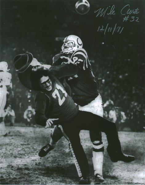 Baltimore Colts Mike Curtis Signed 11" x 14" B&W Photo (Beckett/BAS Guaranteed)