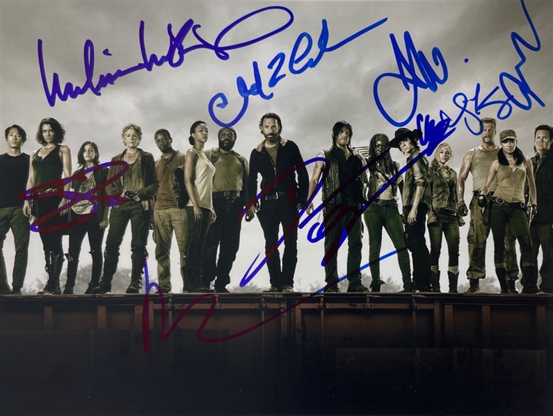 Walking Dead : Cast Signed 8" x 10" Photo (9 sigs)(Beckett/BAS Guaranteed)