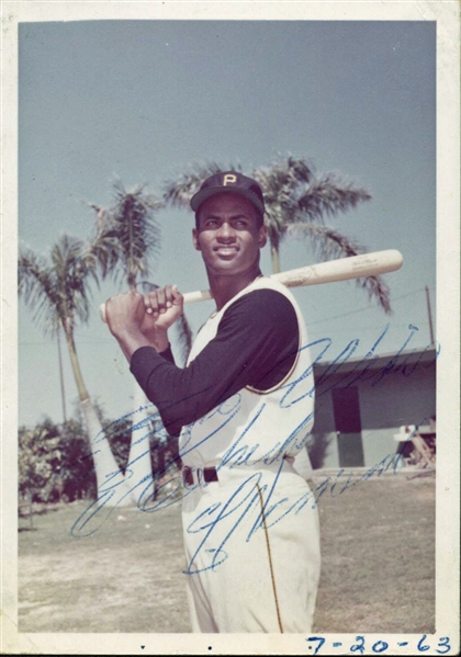 Roberto Clemente Rare Signed 3.5" x 5" Candid Color Photograph (PSA/DNA)
