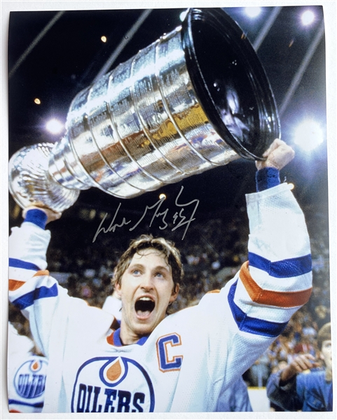 Wayne Gretzky In-Person Signed 11” x 14” Photo (JSA Cert) 