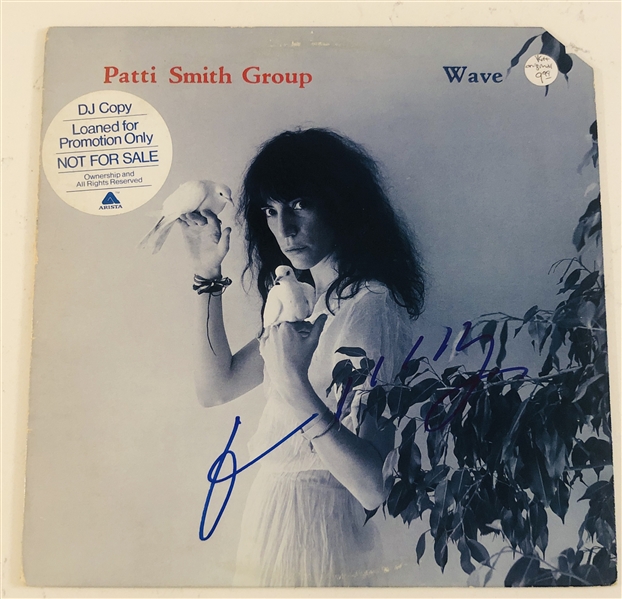 Patti Smith In-Person Signed "Wave" Album Record (John Brennan Collection) (Beckett Authentication)