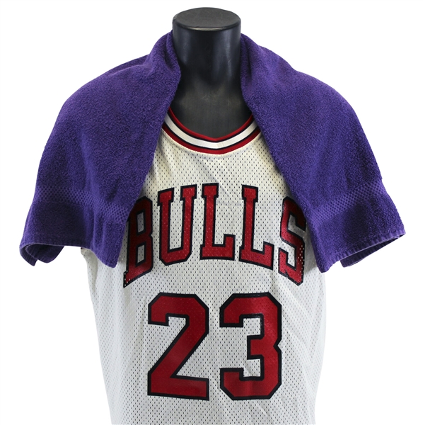 Michael Jordan Game Worn Towel from Historic Game 6 of 1998 NBA Finals - Jordans Last Game with The Bulls! (Sports Investors LOA & Affidavit)