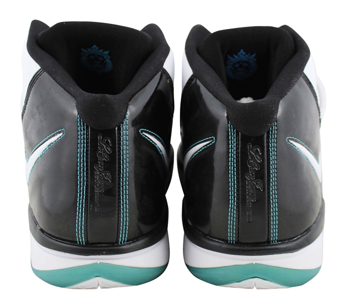 LeBron James Signed 2009 Nike Soldier III Shoes (UDA COA)
