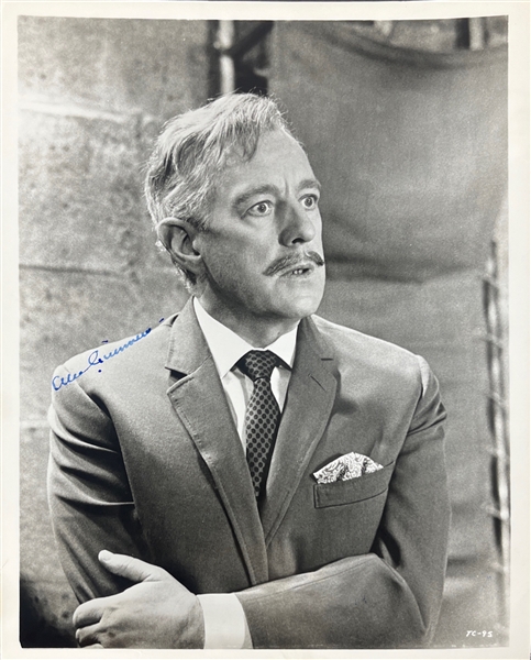 Alec Guinness Signed 8 x 10 B&W Photograph (Beckett/BAS)