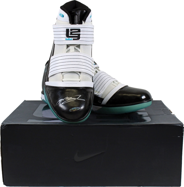 LeBron James Signed 2009 Nike Soldier III Shoes (UDA COA)