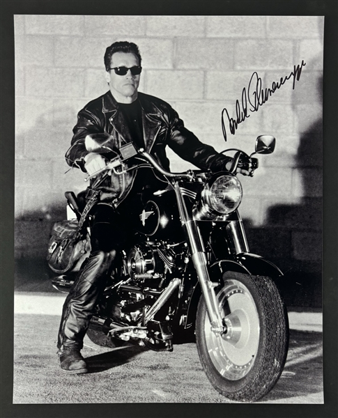 Arnold Schwarzenegger Signed 16" x 20" Terminator 2 Photo (Beckett/BAS LOA)