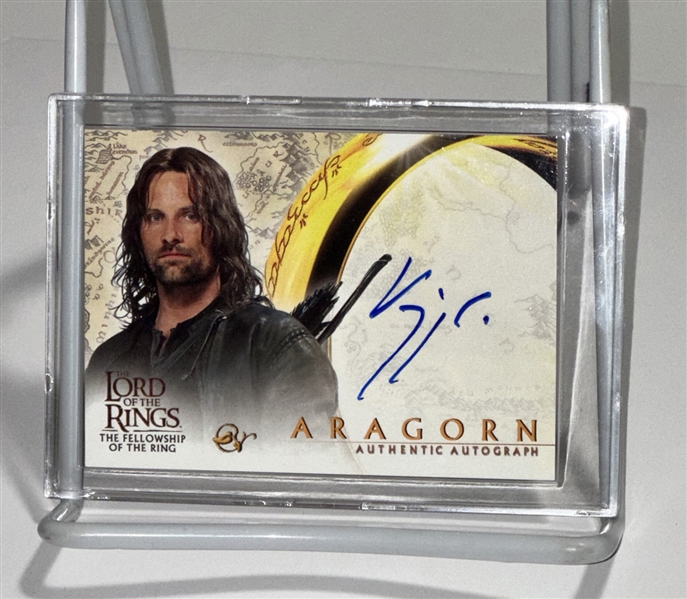 2001 Topps  Viggo Mortensen Lord of the Rings Aragorn Autograph Trading Card 