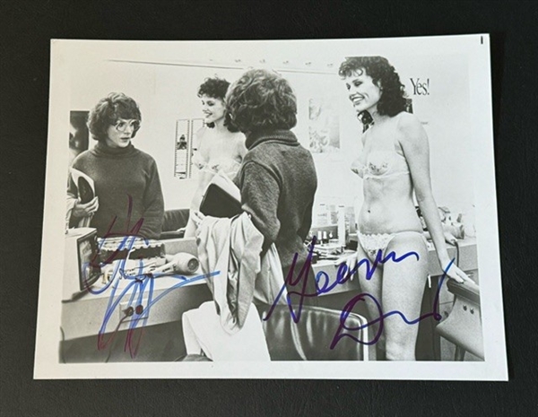 Dustin Hoffman & Geena Davis Signed 8" x 10" Tootsie Photograph (Third Party Guaranteed)