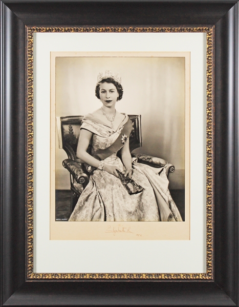 Queen Elizabeth Signed Spectacular Vintage 16" x 20" Royal Portrait Photo in Custom Framed Display (Beckett/BAS LOA)