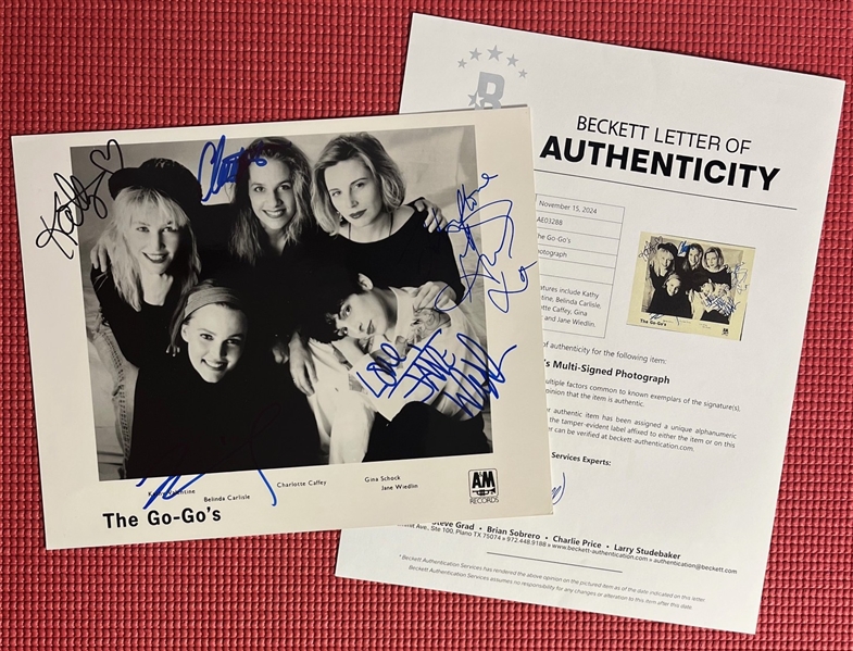 Go-Gos Group Signed Photo (Beckett/BAS)